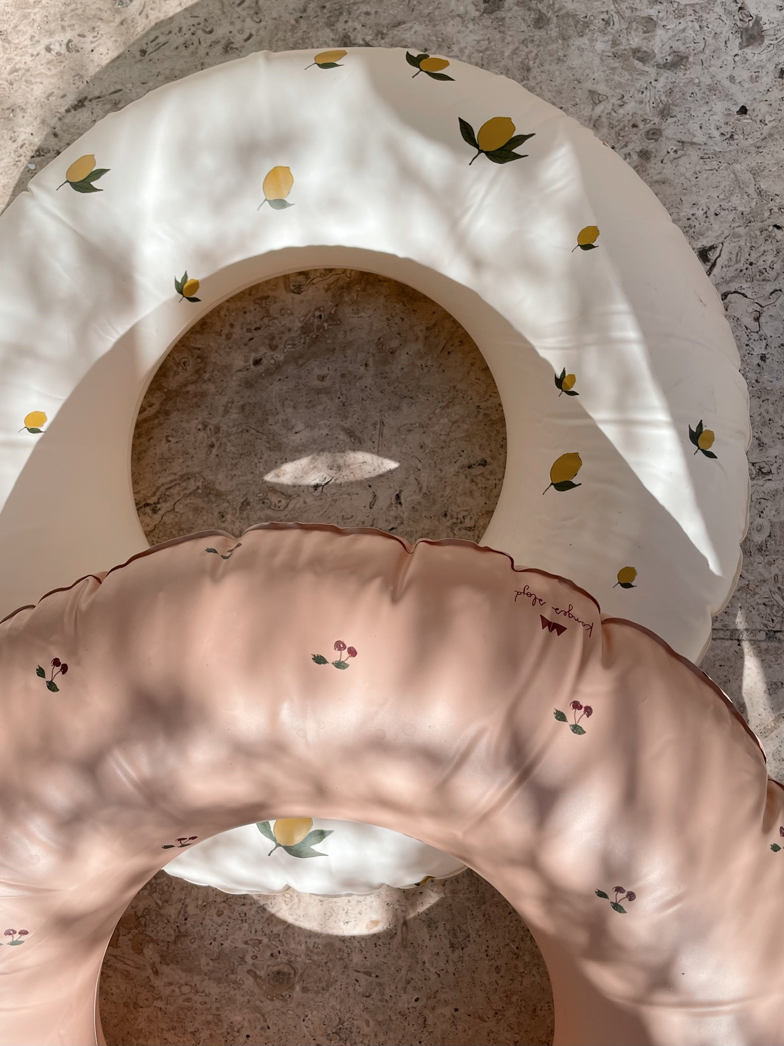 Konges slojd bouée brassards enfant bebe eau natation nage piscine mer plage sécurité noyade accessoires été vacances soleil sac de plage serviette maillot de bain le béguin de charlie concept store tours