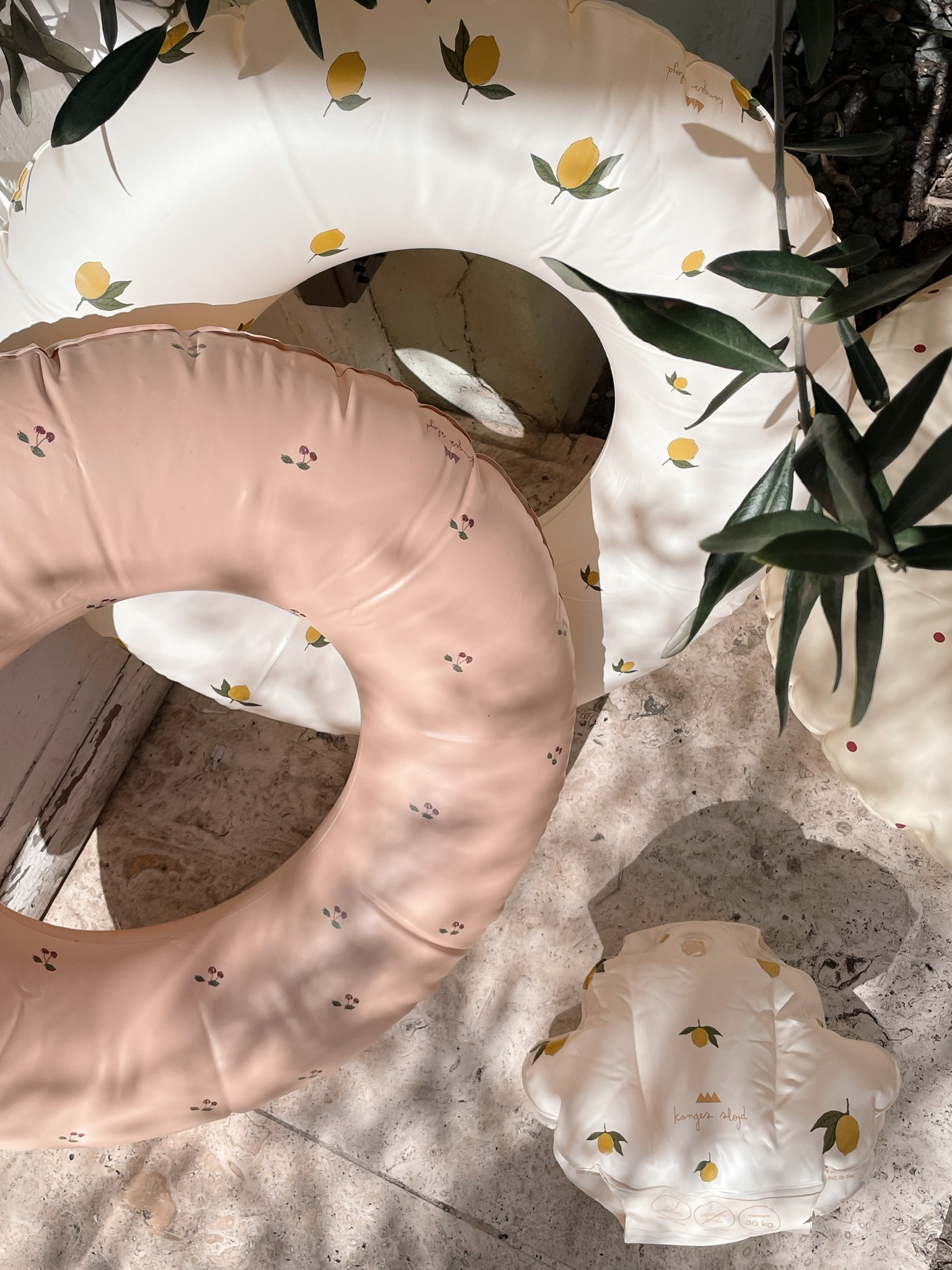 Konges slojd bouée brassards enfant bebe eau natation nage piscine mer plage sécurité noyade accessoires été vacances soleil sac de plage serviette maillot de bain le béguin de charlie concept store tours