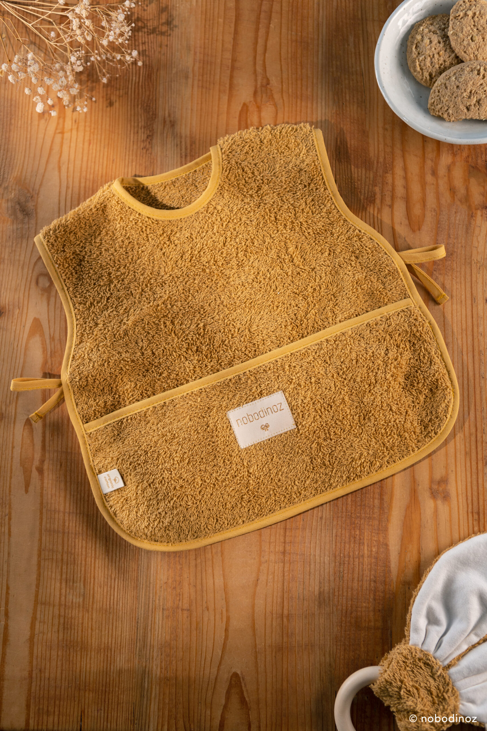 bavoir éponge pour la diversification alimentaire de bébé couleur caramel de la marque Nobodinoz