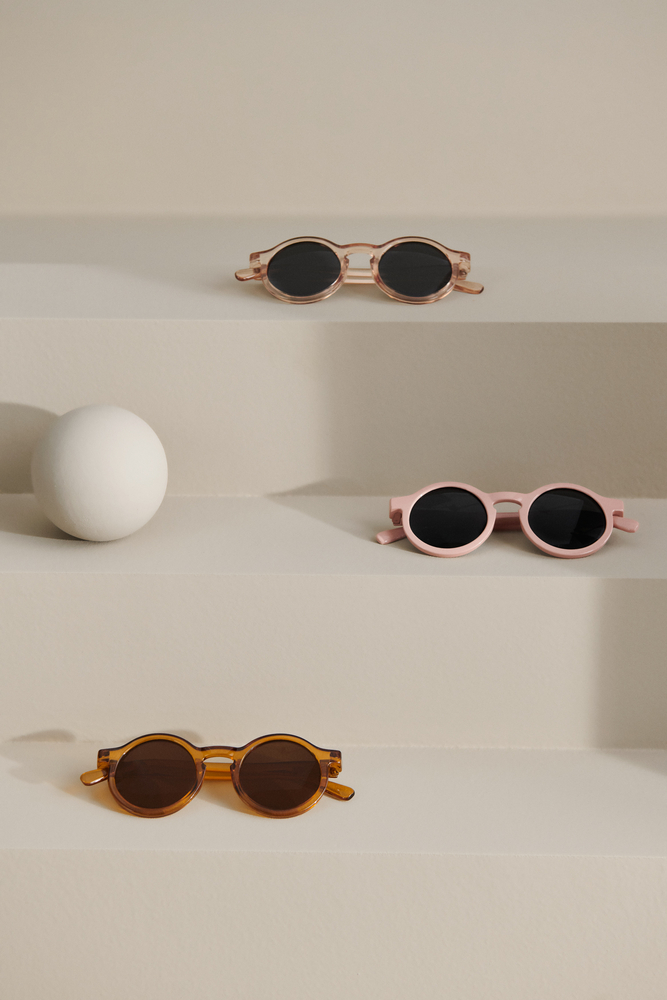 Lunettes de soleil darla Liewood plage ete summer bebe enfant concept store tours matte brillante transparente piscine