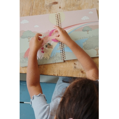 cahier autocollants stickers activité book livre a activité crayon coller colle occupation konges enfants concept store bebe petits jeu jeux activity amuser le béguin de Charlie Tours centre de tours Indre et Loire parents famille créatif loisir