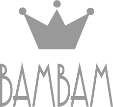Bam Bam est une marque offrant une gamme de produits conçus à partir de matériaux biologiques/naturels, ainsi que de matériaux manufacturés. Cette magnifique marque, existant depuis plus de 20 ans, s’inspire des tendances de la mode et du style. Elle propose des articles élégants répondant aux besoins des parents, combinant confort et modernité. Bam Bam est également une excellente option pour des cadeaux de naissance.