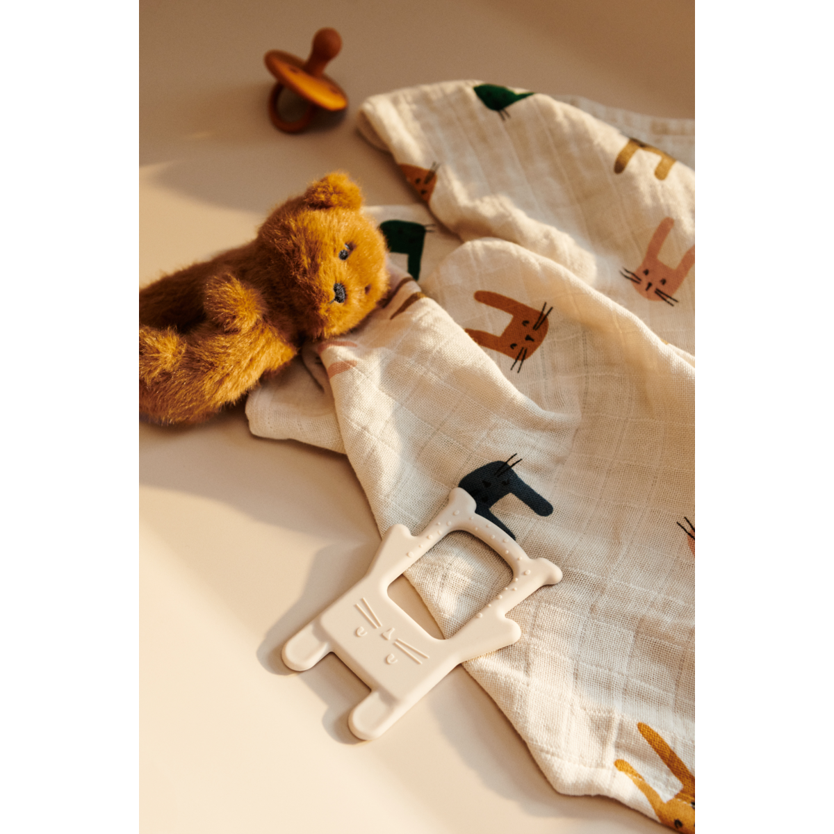 petit hochet ours en peluche caramel Liewood, pour bébé à offrir en cadeau de naissance disponible à tours