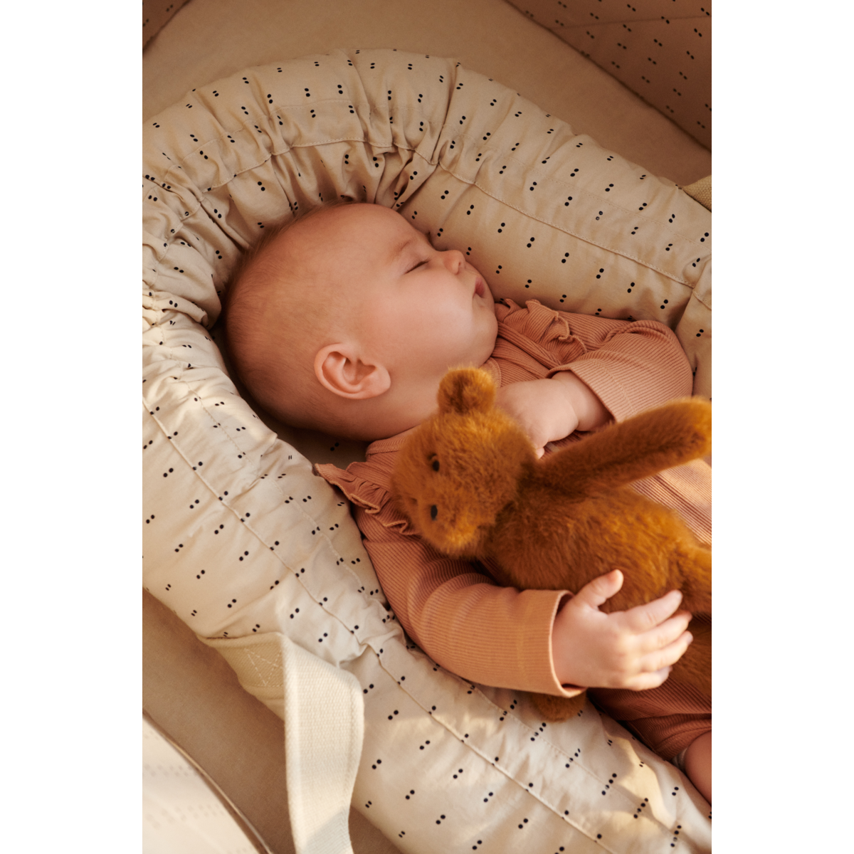 petite peluche ours douce à offrir à un bébé dans son transat en cadeau de naissance disponible chez le béguin de Charlie, Tours