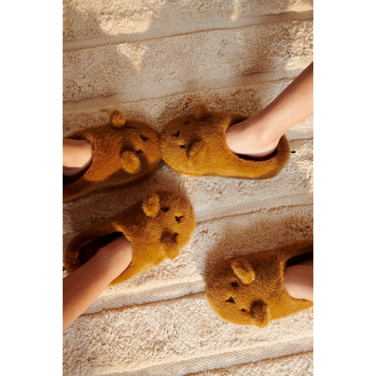 paire de chaussons Liewood pour enfants chez le béguin de Charlie, Tours en forme d'animaux ours