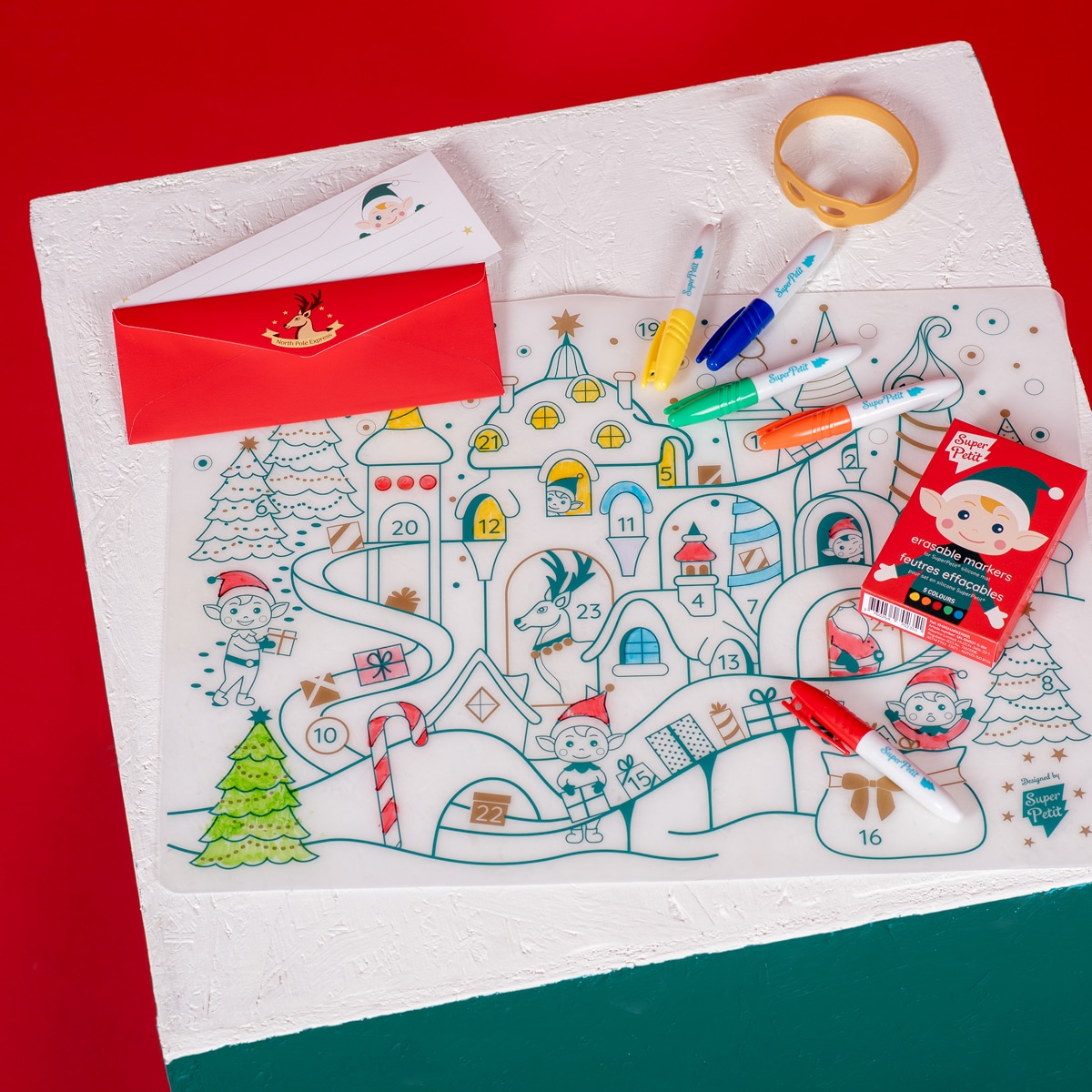 set réutilisable pour enfants sur le thème de Noel en silicone pour le restaurant ou autre activités le set est vendu avec des crayons et se lave à l'eau idée activités de la marque Super Petit le béguin de Charlie Tours