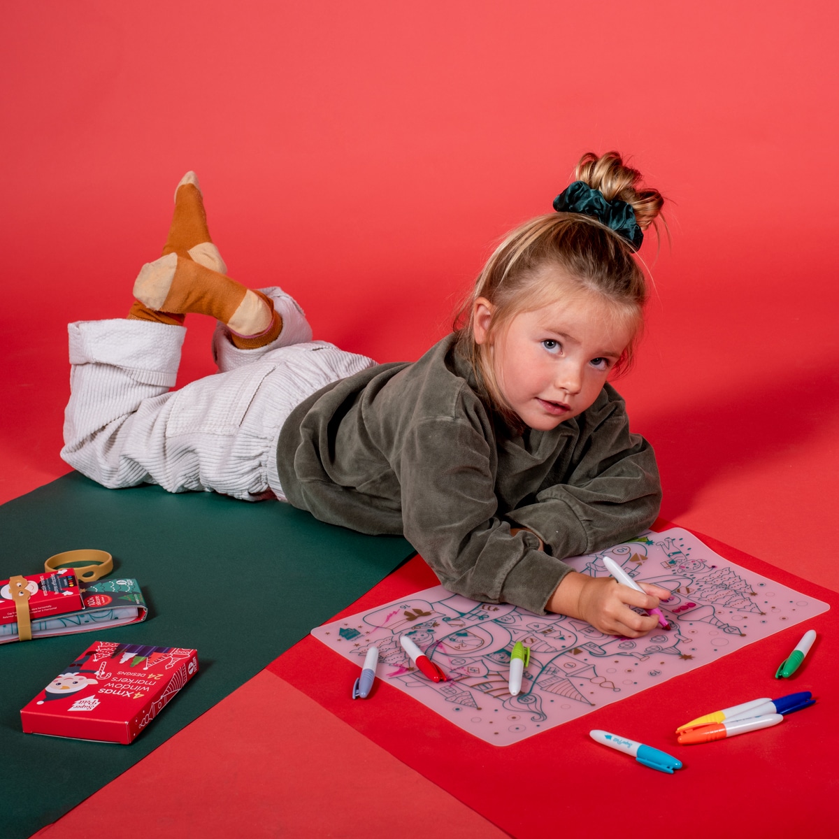 set réutilisable pour enfants sur le thème de Noel en silicone pour le restaurant ou autre activités le set est vendu avec des crayons et se lave à l'eau idée activités de la marque Super Petit le béguin de Charlie Tours