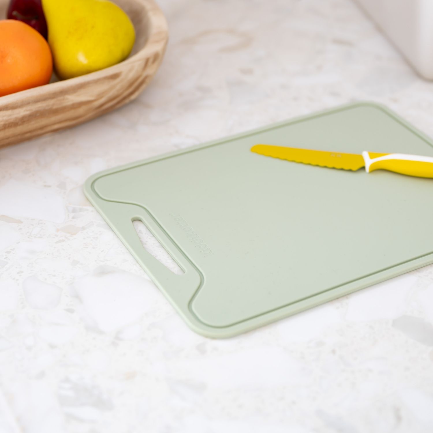 planche à découper en silicone pour enfants accessoire pour cuisiner en famille de la marque Kiddikutter à dénicher chez le béguin de Charlie à Tours