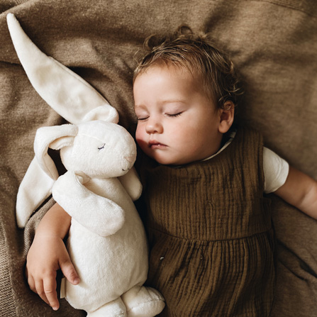 moonie peluche bruits blancs avec veilleuse et sons apaisants pour bébé cadeau de naissance doudou tout doux pour accompagner vers l'endormissement et apaiser les nouveaux nés mais aussi les enfants un peu plus grands chez le béguin de Charlie à Tours