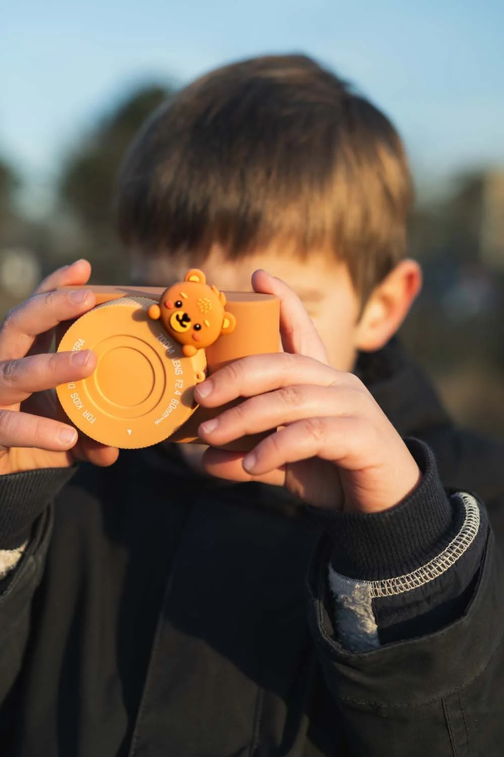 enfant qui prend une photo avec l'appareil photo urban zoo design ours de la marque The zoofamily