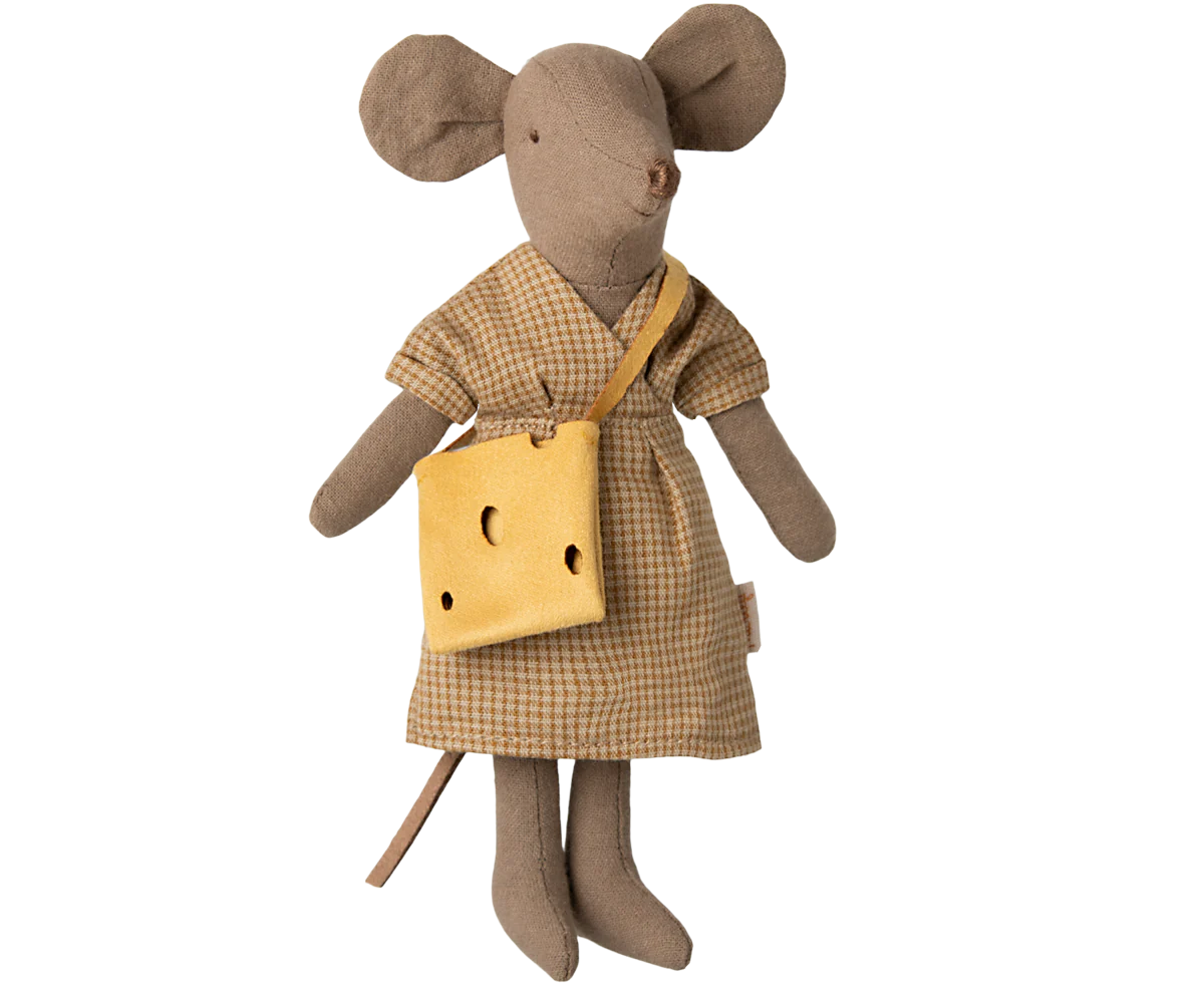 maman souris light brown vêtu d'une robe et un sac jaune - jouets pour enfants de la marque Maileg - disponible en boutique ou en ligne chez Le béguin de Charlie