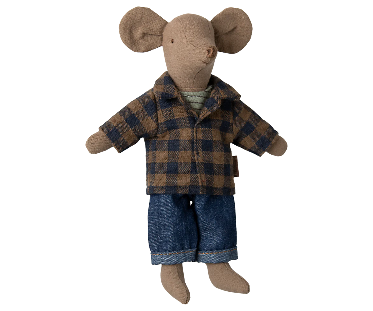 papa souris habillé avec sa chemise à carreaux et son jean - jouets pour enfants de la marque Maileg - disponible en boutique ou en ligne chez Le béguin de Charlie