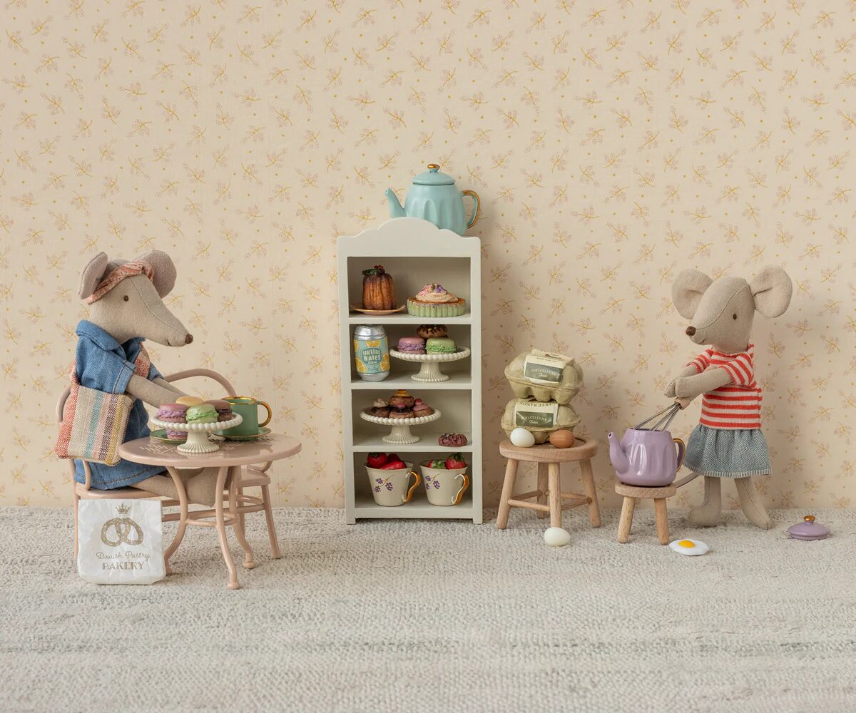 table et banc pour boire le café pour les souris de la marque Maileg - jouets accessoires et mobilier pour souris - disponible en boutique et en ligne chez Le béguin de Charlie à Tours