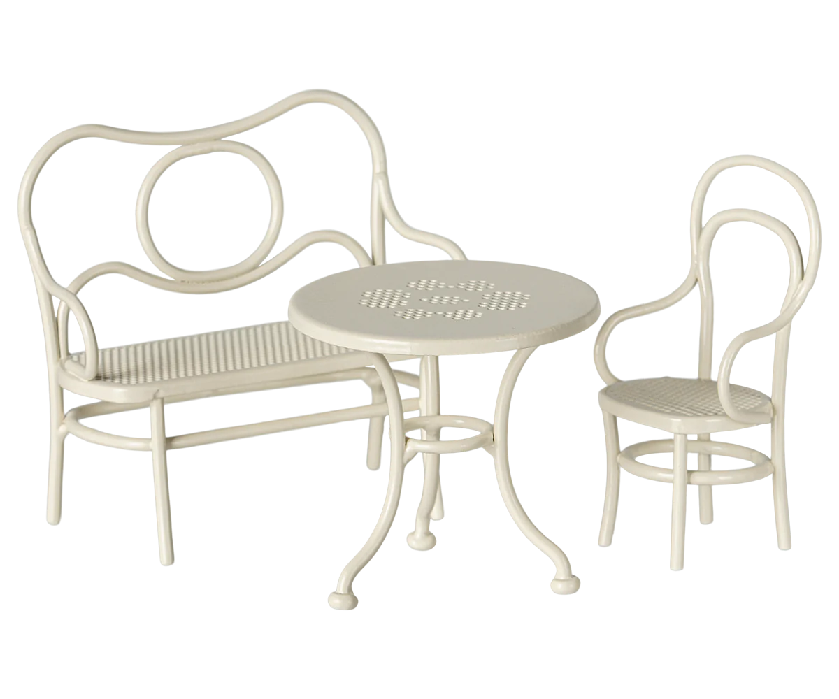 salon de jardin en métal blanc pour souris - de la marque Maileg - accessoires et mobiliers pour souris - jouets pour bébés et enfants - disponible en ligne et en boutique chez Le béguin de Charlie à Tours