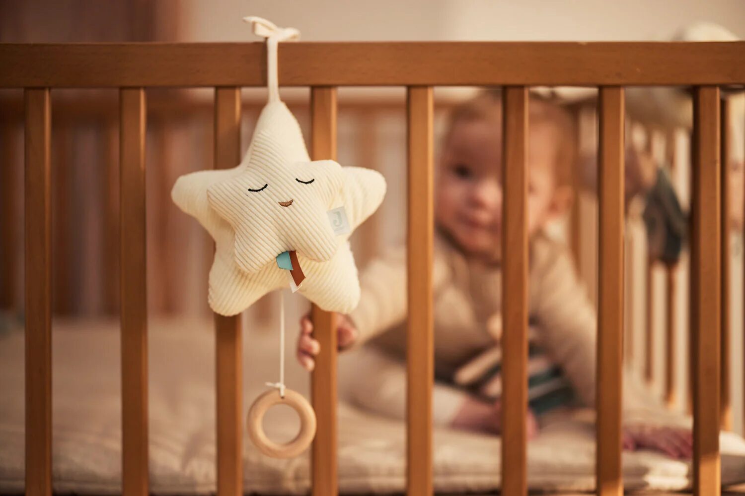 peluche en forme d'étoile blanche qui fait de la musique pour endormir et apaiser les bébés et enfants - idée de cadeau de naissance de la marque Jollein - disponible en ligne et en boutique chez Le béguin de Charlie à Tours
