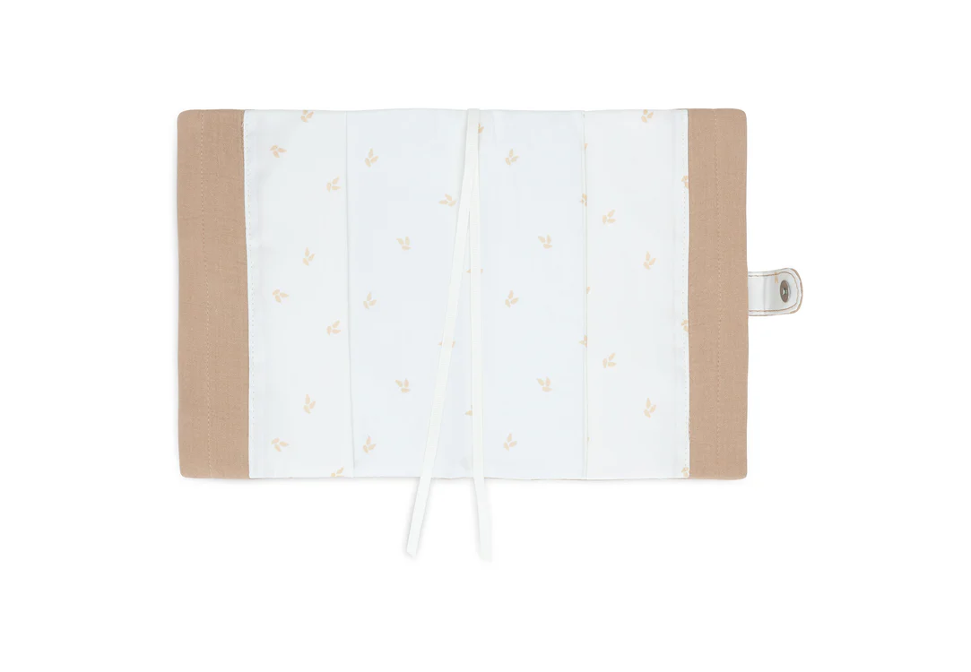 protege carnet de santé pour bébés, enfants et toute la famille - idée de cadeau de naissance de la marque Jollein - fabriqué en coton et de couleur biscuit - disponible en ligne et en boutique chez Le béguin de Charlie à Tours