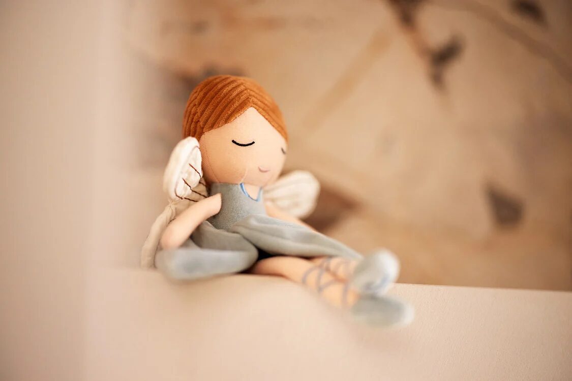 fée Amy avec une jolie robe bleu - peluche, jouets et doudous pour bébés et enfants de la marque Jollein - disponible chez Le béguin de Charlie en ligne et en boutique à Tours