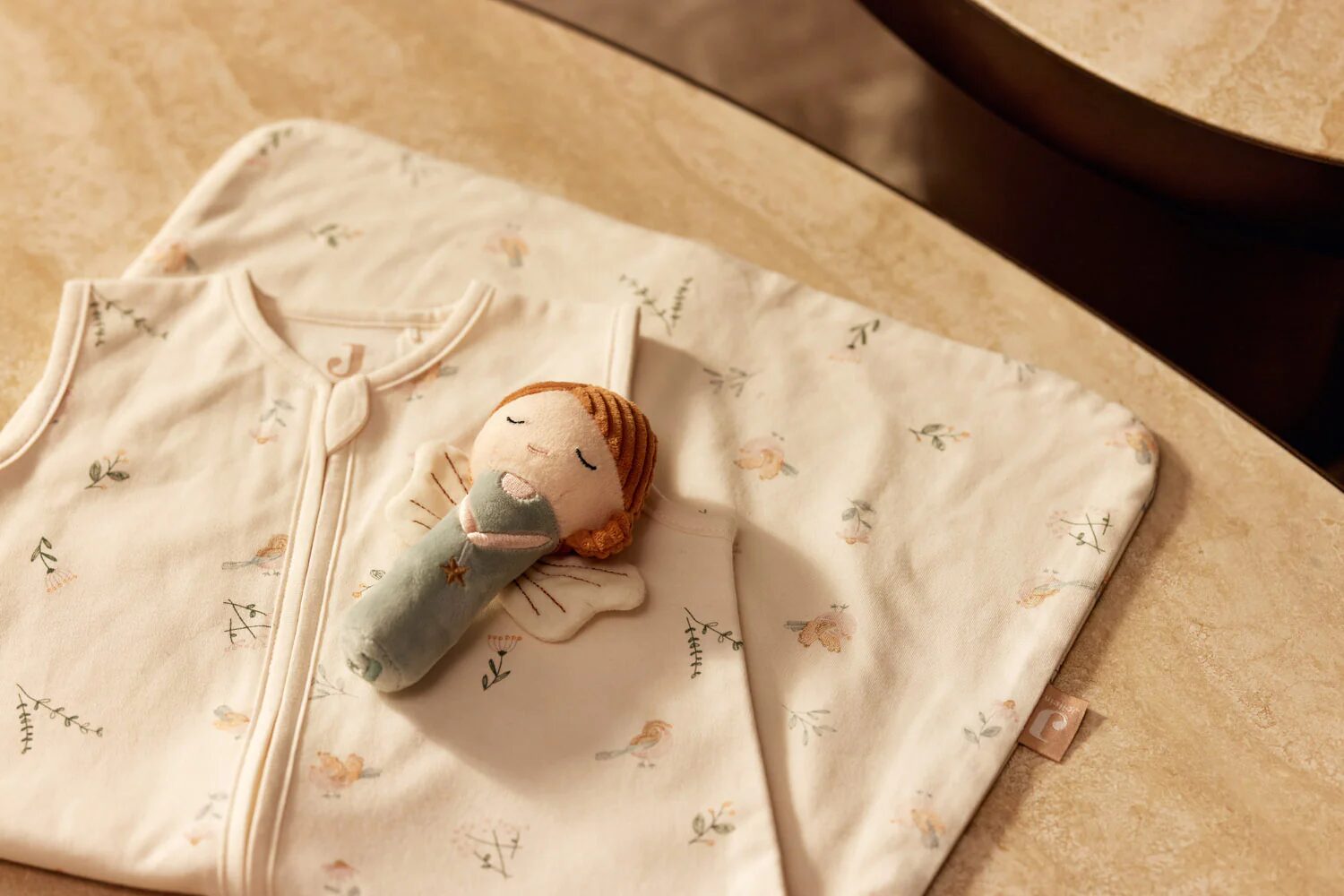 hochet peluche bébés et enfants idée cadeau de naissance - fée de la marque Jollein - disponible en ligne et en boutique chez Le béguin de Charlie à Tours