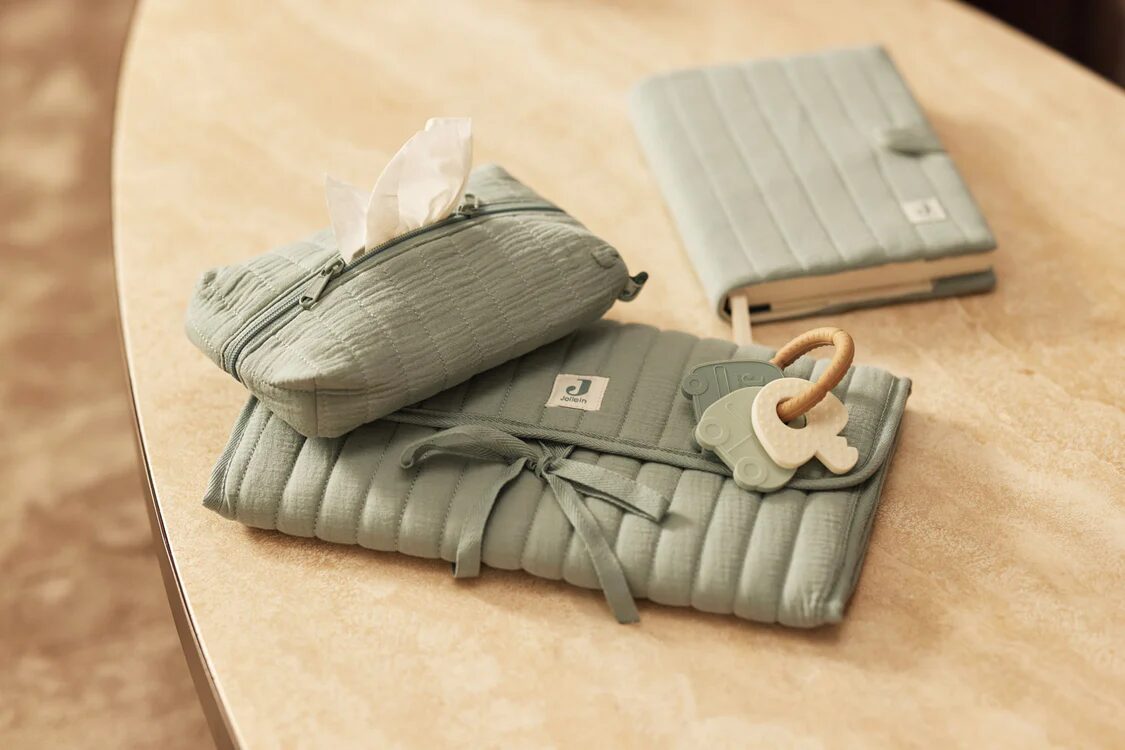 ensemble de puériculture avec pochette à lingettes tapis à langer nomade et clé de dentition en gaze de coton de la marque Jollein - disponible chez Le béguin de Charlie à Tours