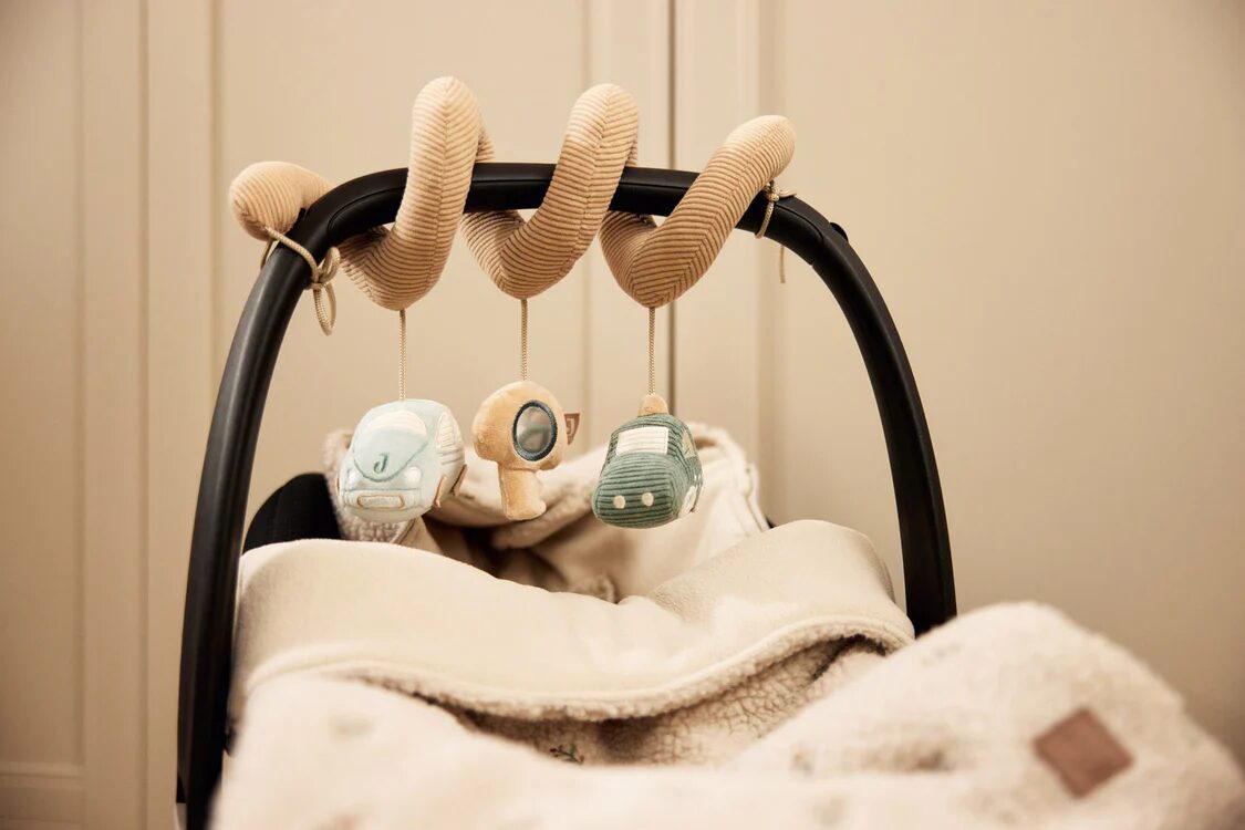 jouet pour poussette spirale d'activité jeux pour la voiture la poussette et le berceau - jouets sur le thème des voitures On the go - marque Jollein pour l'éveil des enfants et des bébés - disponible en ligne et en boutique chez Le béguin de Charlie à Tours