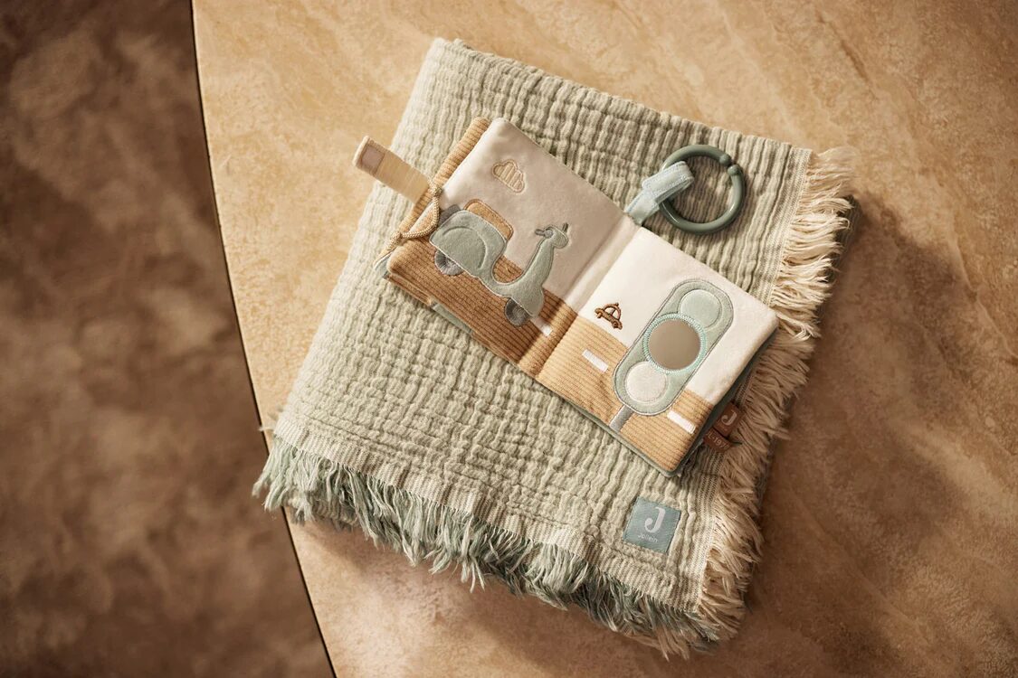 livre d'éveil en tissu voiture pour bébé - jouets d'éveil et cadeau de naissance pour les bébés - marque Jollein - disponible en ligne et en boutique chez Le béguin de Charlie à Tours