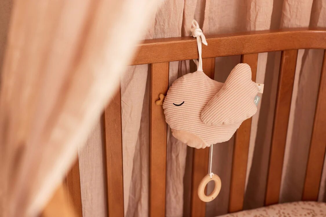 peluche en forme d'oiseau rose musicale - pour bébés et enfants pour s'endormir paisiblement - de la marque Jollein - disponible en ligne et en boutique chez Le béguin de Charlie à Tours