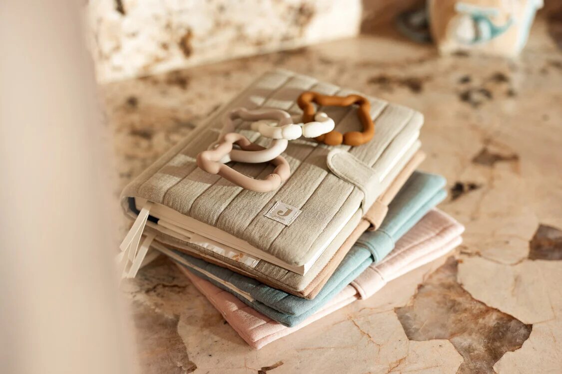protèges carnet de santé en coton de la marque Jollein - idée de cadeau de naissance disponible en ligne et en boutique chez Le béguin de Charlie à Tours