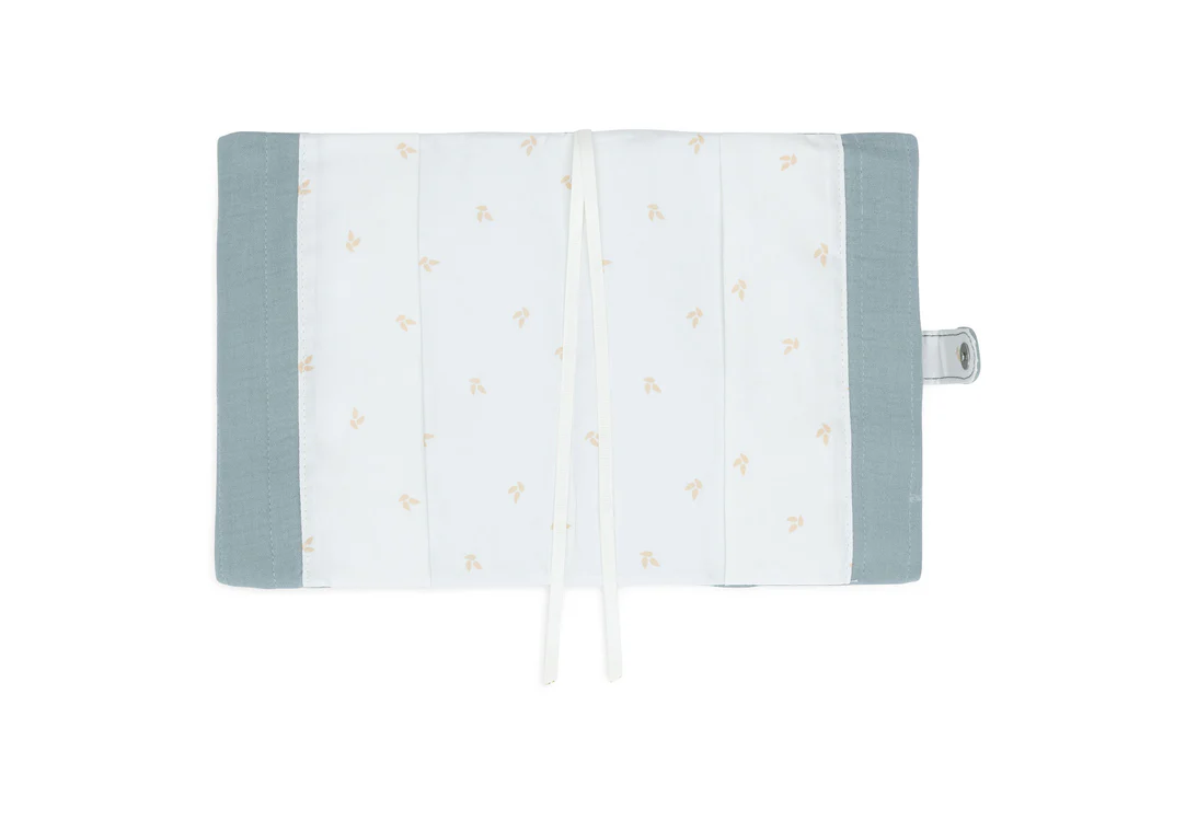 protege carnet de santé pour bébés, enfants et toute la famille - idée de cadeau de naissance de la marque Jollein - fabriqué en coton et de couleur sea green bleu - disponible en ligne et en boutique chez Le béguin de Charlie à Tours