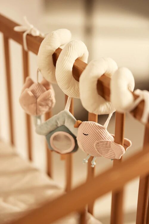 jouet pour poussette pour voiture et berceau avec des jouets sur le thème des oiseaux spirale d'activité - marque Jollein Lovely birds pour l'éveil des enfants et des bébés - disponible en ligne et en boutique chez Le béguin de Charlie à Tours