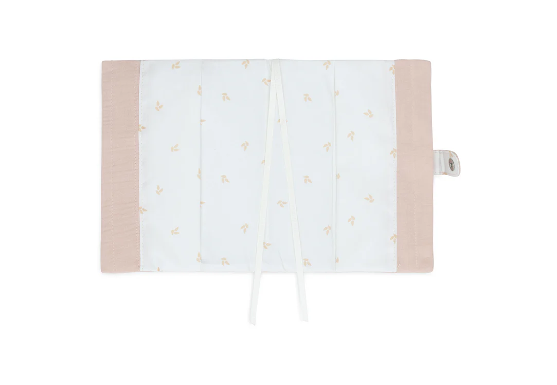 protege carnet de santé pour bébés, enfants et toute la famille - idée de cadeau de naissance de la marque Jollein - fabriqué en coton et de couleur wild rose - disponible en ligne et en boutique chez Le béguin de Charlie à Tours