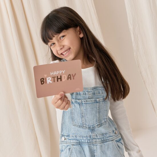 carte postale cartonnée happy birthday pour offrir à un anniversaire - de la marque Atelier Wagram - disponible en ligne et en boutique chez Le béguin de Charlie à Tours