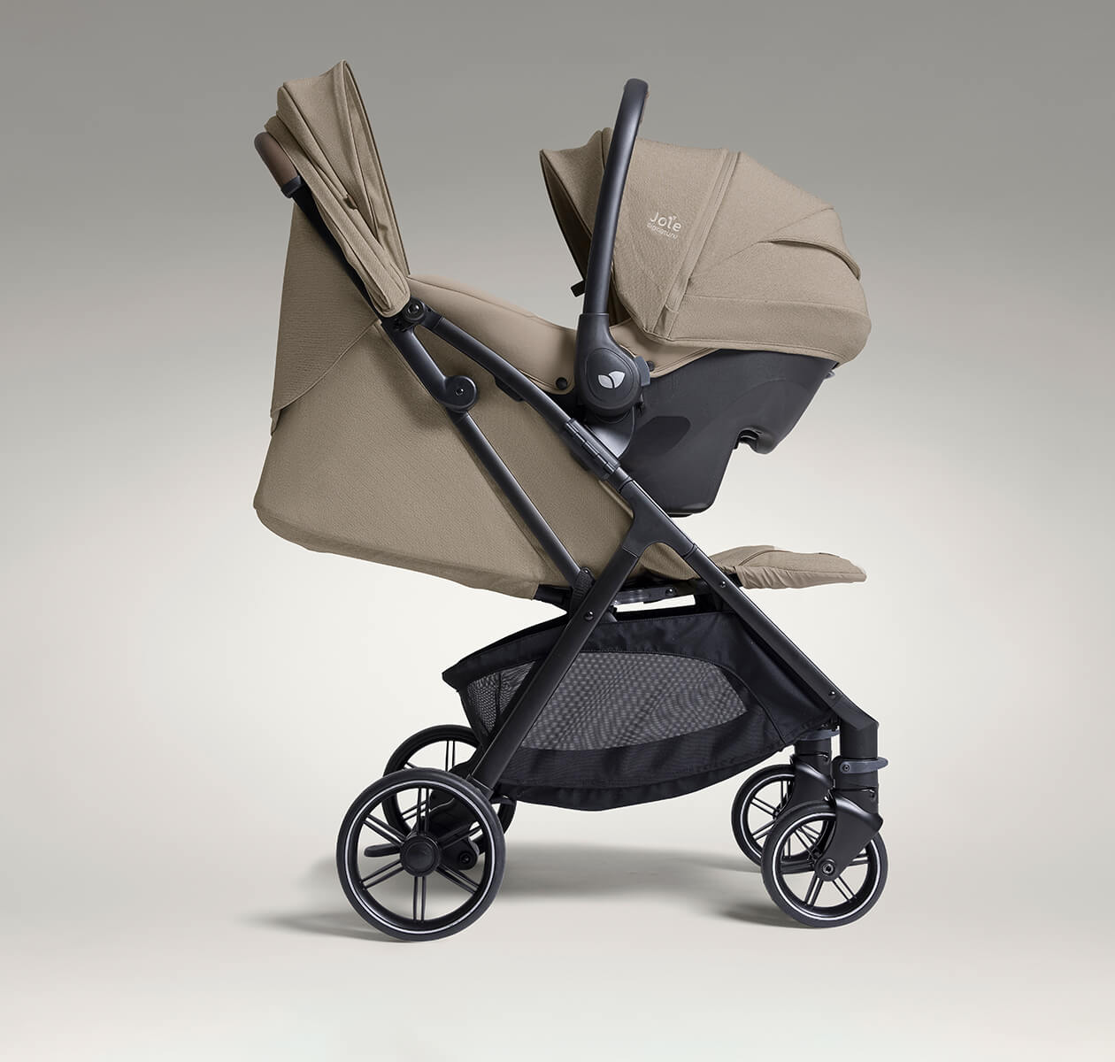 poussette joie signature Parcel LX sandstone avec cosy - poussette pour bébés et enfants de la marque Joie - disponible en ligne et en boutique chez Le béguin de Charlie à Tours