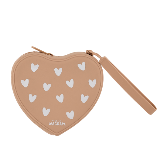 porte monnaie en silicone en forme de coeur avec des petits coeurs dessinés dessus - accessoire bourse enfants de la marque Atelier Wagram - couleur nougat - disponible en ligne et en boutique chez Le béguin de Charlie à Tours
