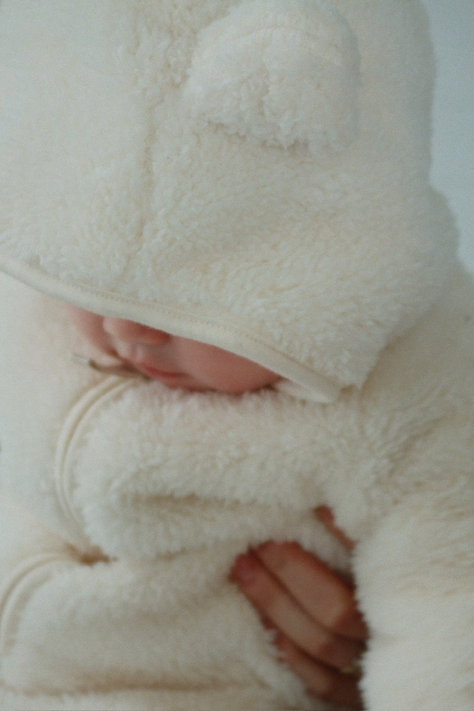 combinaison pilote antique white toute douce en moumoute avec capuche pour bébés - mode et vêtements bébés et enfants - de la marque Konges Slojd - disponible en ligne et en boutique chez Le béguin de Charlie à Tours