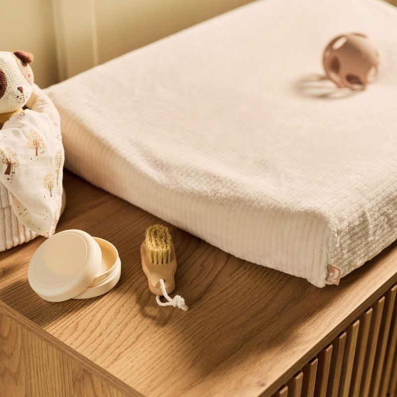housse de matelas à langer bébé toute douce couleur oatmeal - velours côtelé pour bébé - cadeau de naissance de la marque Jollein - disponible en ligne et en boutique chez Le béguin de Charlie à Tours