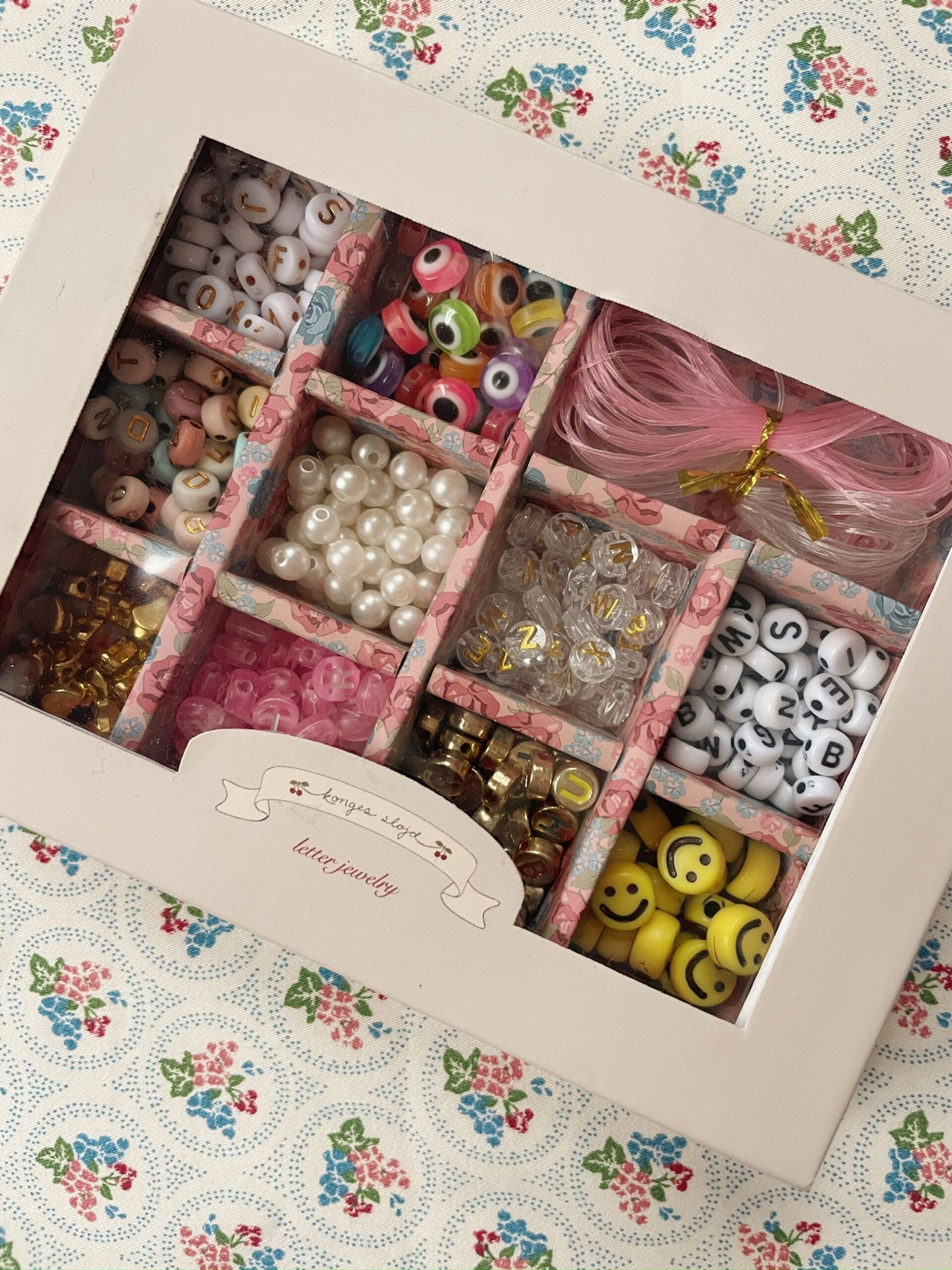 coffret de perles enfants - kit de loisir créatif - activité enfants de la marque Konges Slojd - disponible en ligne et en boutique chez Le béguin de Charlie à Tours