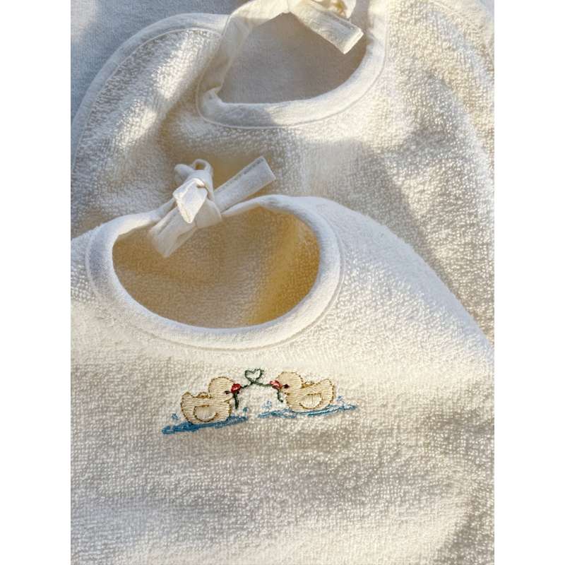 bavoirs bébé éponge fanga vendus par 2 - repas diversification alimentaire enfants - idée cadeau de naissance - de la marque Konges Slojd - disponible en ligne et en boutique à Tours