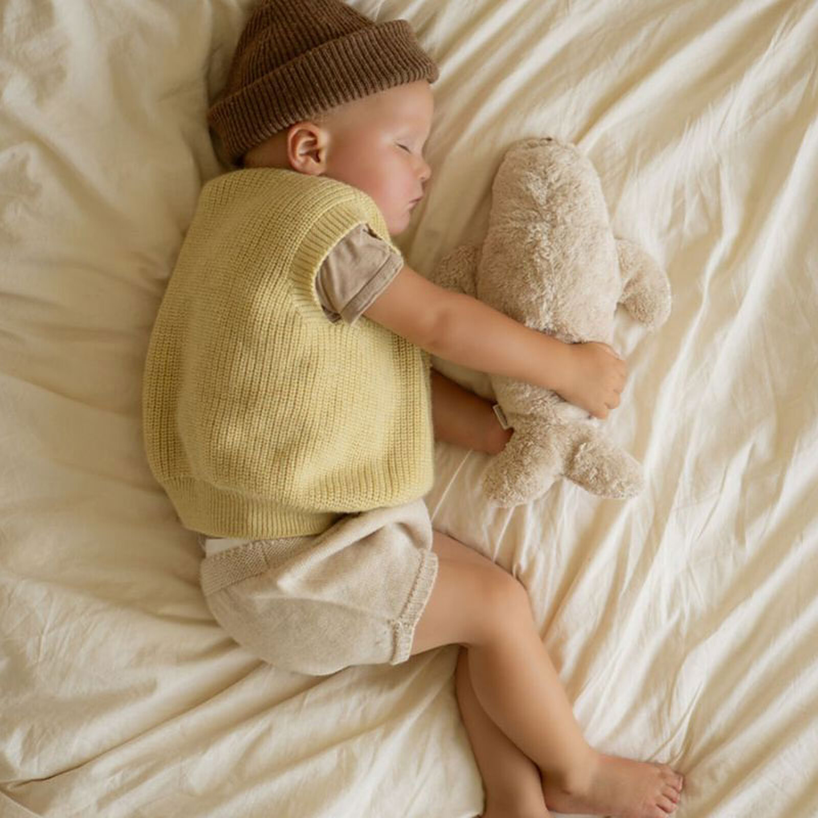 peluche doudou phoque moonie couleur sable - peluche avec veilleuse et bruits blancs - idée cadeau de naissance - pour endormir bébé - de la marque Moonie - disponible en ligne et en boutique chez Le béguin de Charlie à Tours