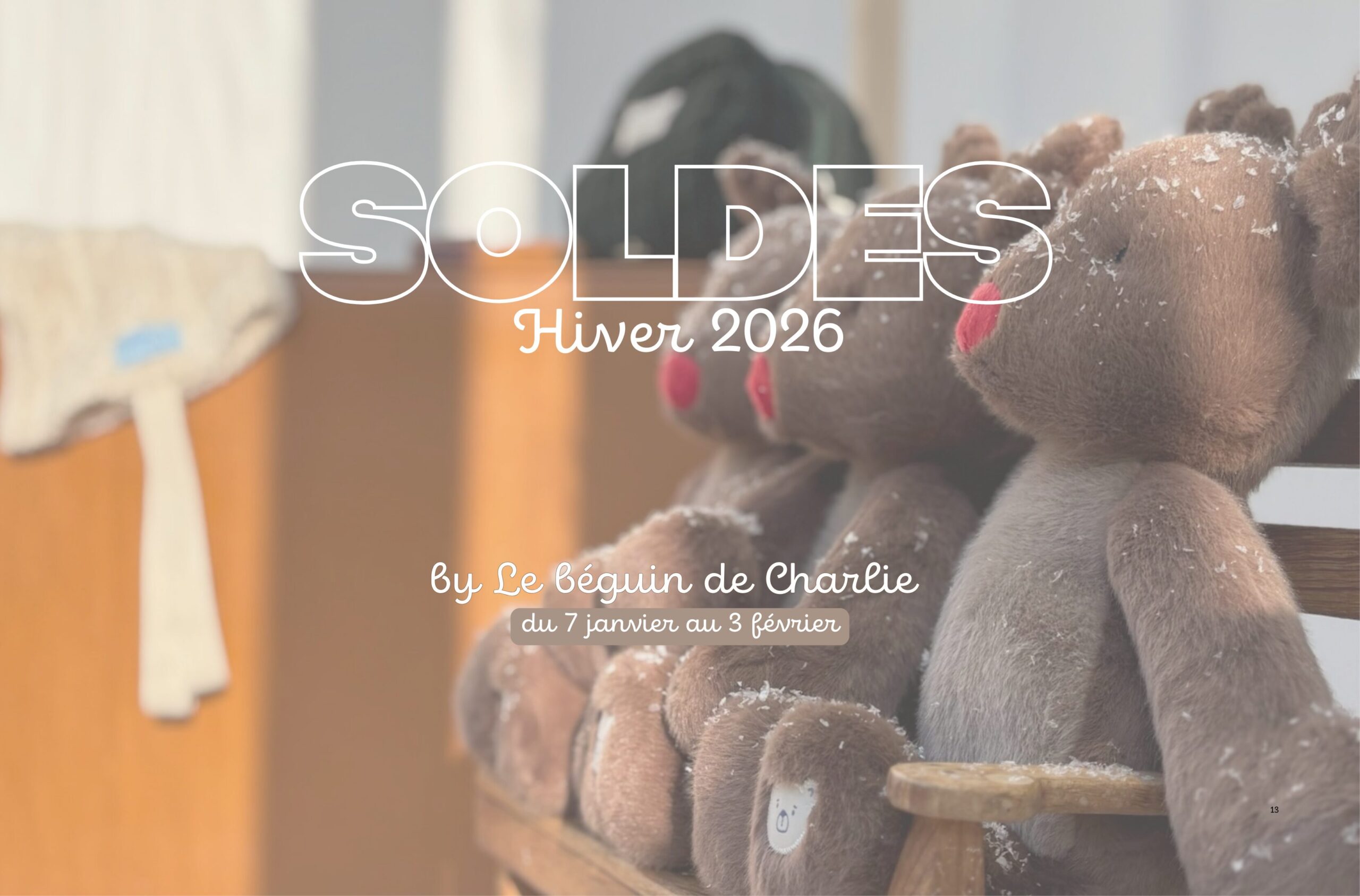Peluches pour enfants exposées en vitrine avec l’inscription « Soldes Hiver 2026 ».