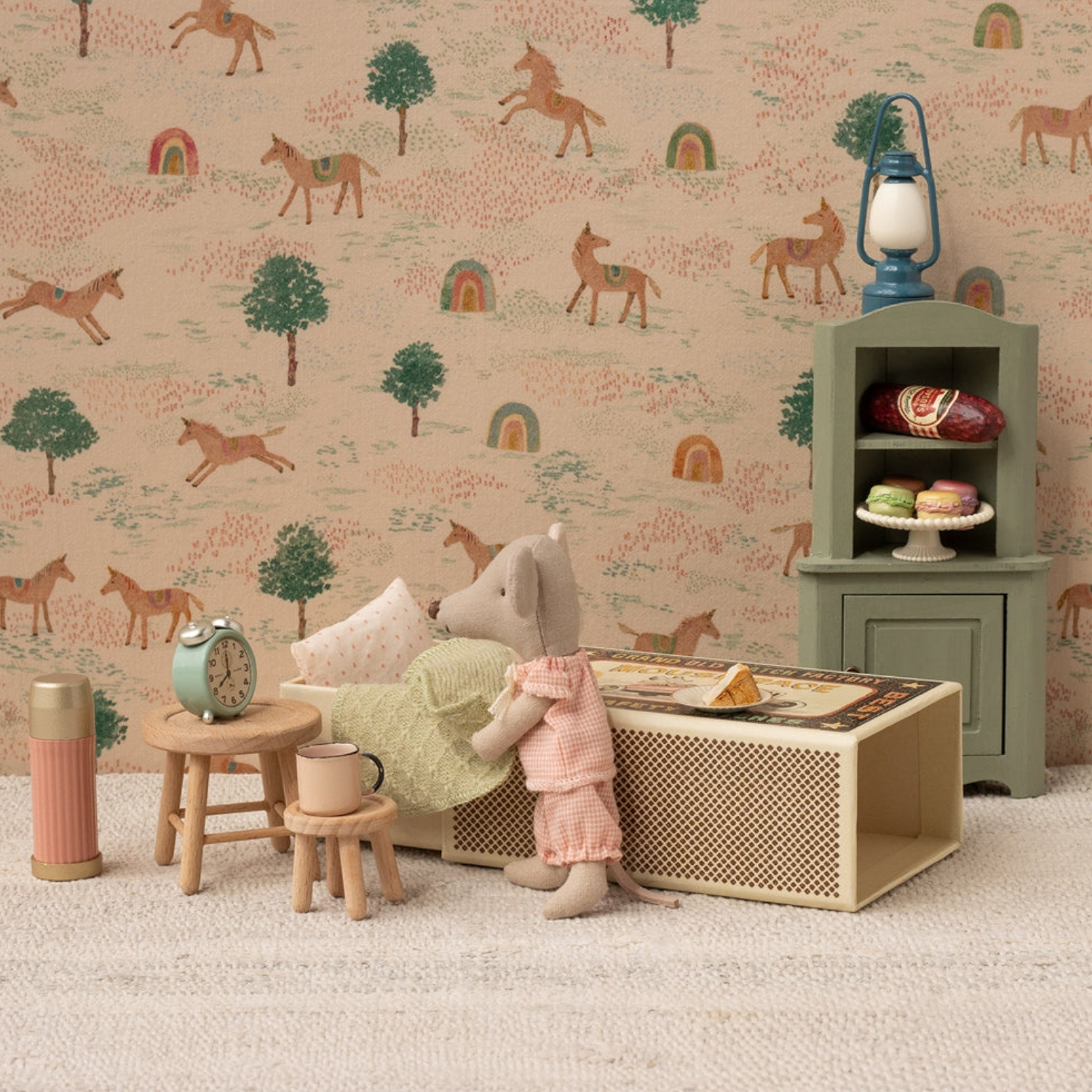 souris petite soeur dans sa boite - souris petite soeur en pyjama - jouets enfants - de la Marque Maileg - disponible en ligne et en boutique chez Le béguin de Charlie à Tours