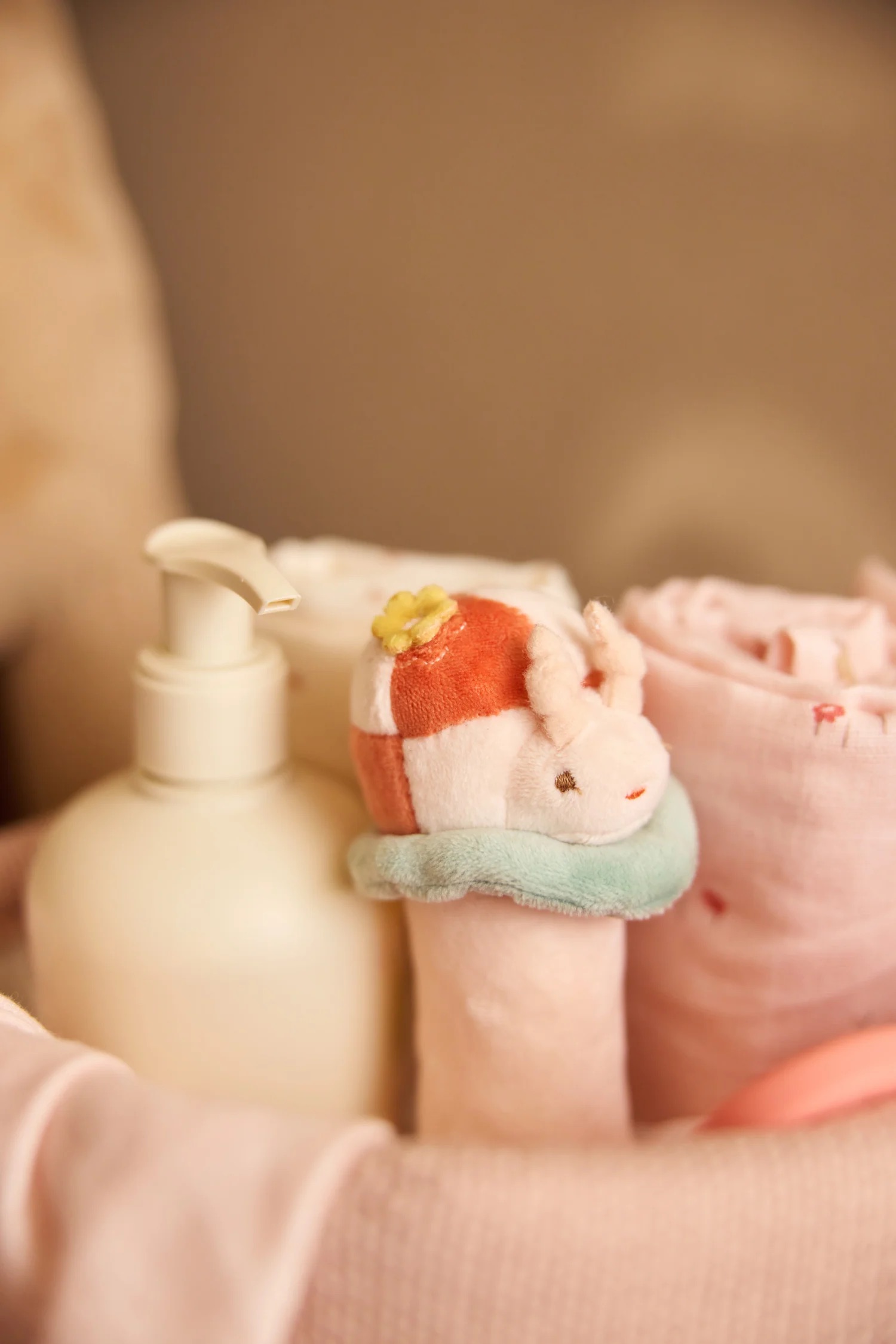 hochet en peluche escargot pour bébé dès la naissance de la marque Jollein