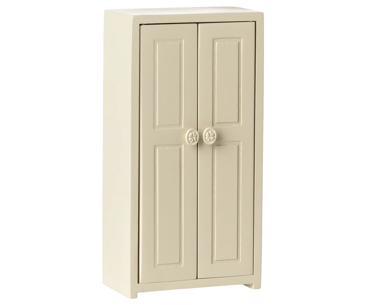 armoire pour souris en bois blanc vendue avec des ceinture de la marque Maileg chez Le béguin de Charlie
