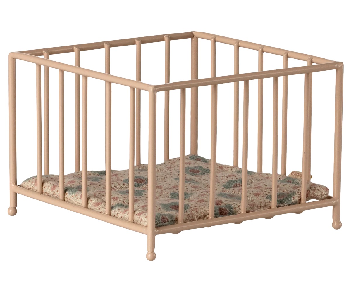 parc pour bébé souris mobilier miniature de la marque Maileg chez Le béguin de Charlie