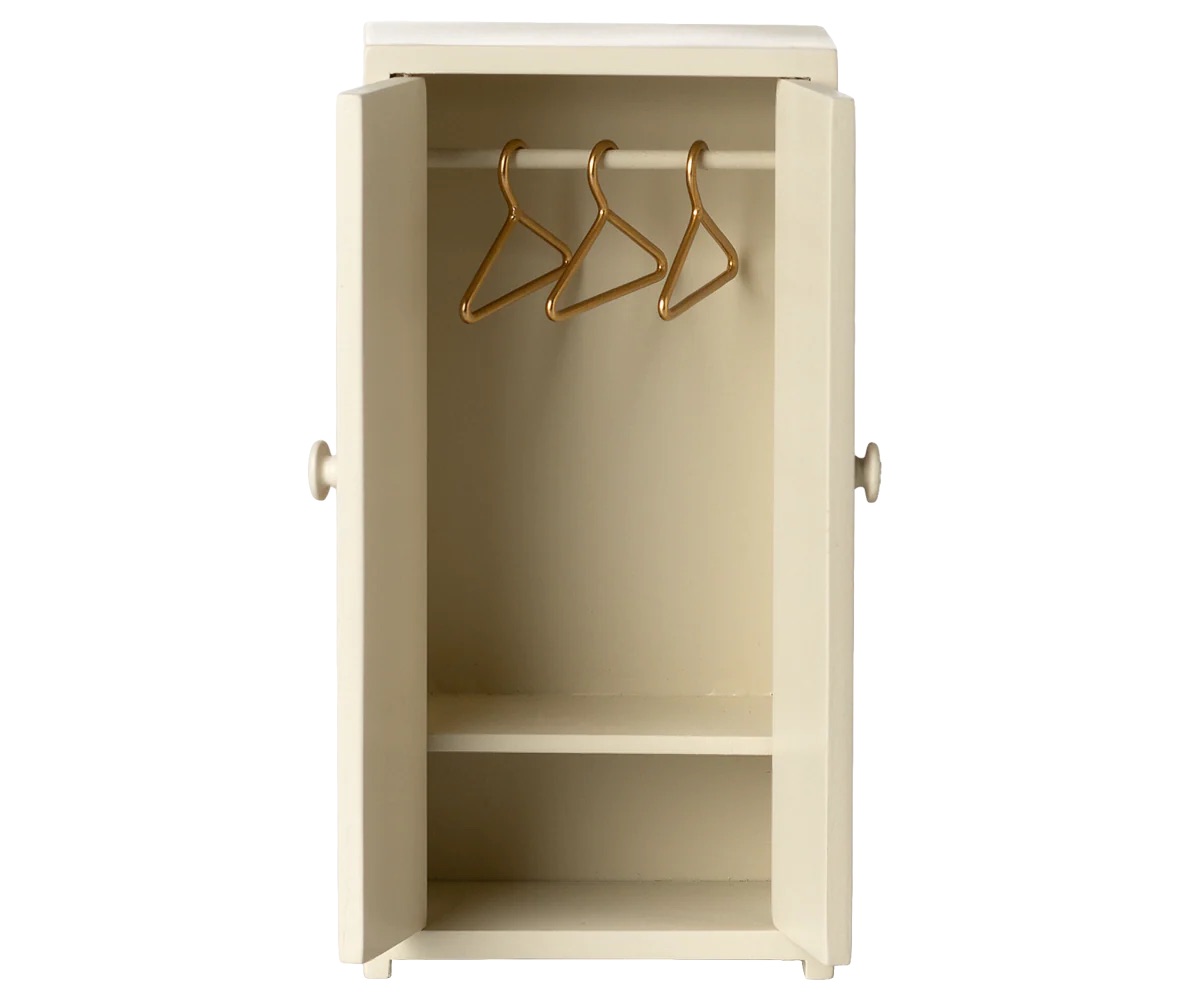 armoire vendue avec des cintres pour souris de la marque Maileg