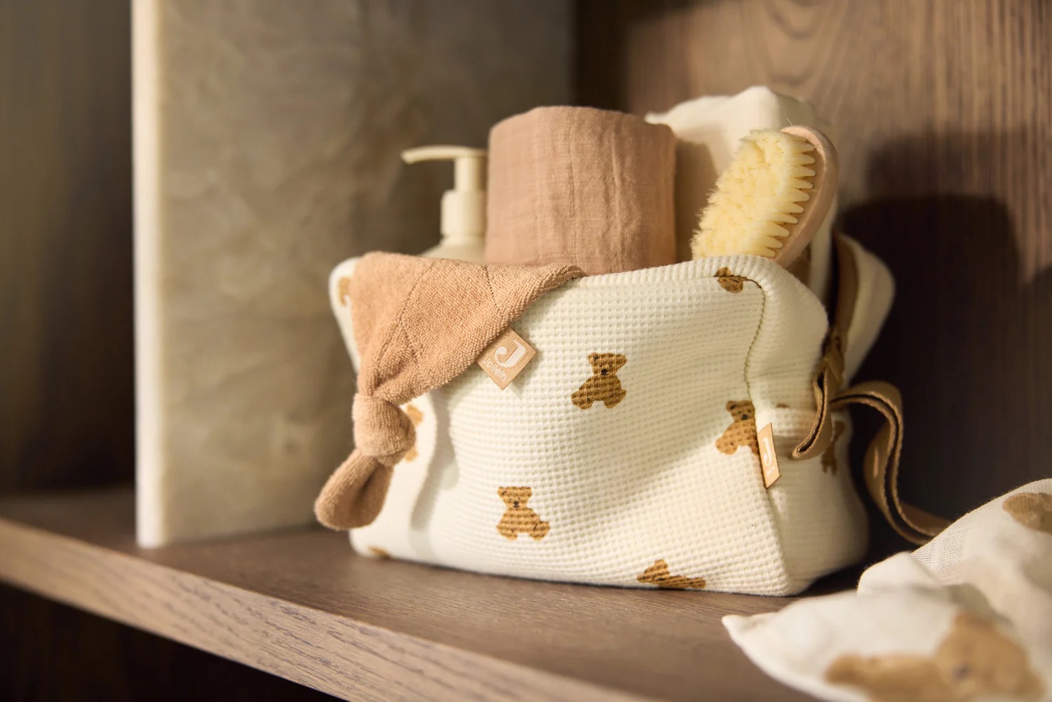 trousse de toilette ours pour bébé et famille texturez de la marque Jollein