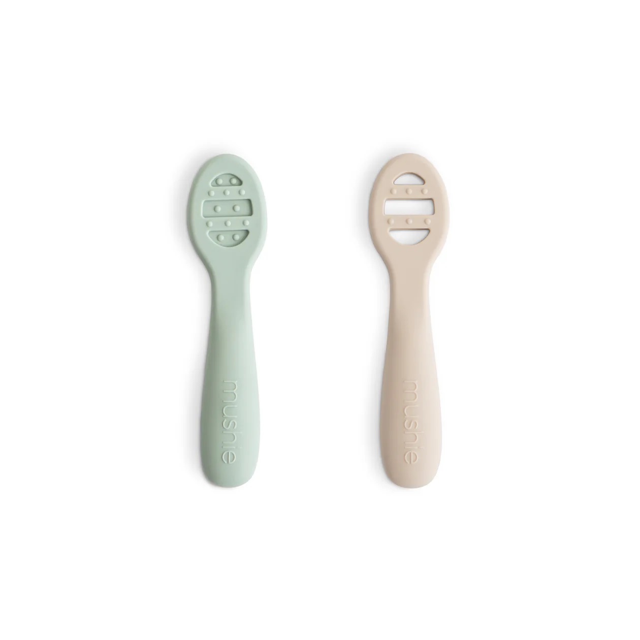 cuillères pour la diversification alimentaire de bébé vendues par deux blanc et vert sage de la marque Mushie chez Le béguin de Charlie